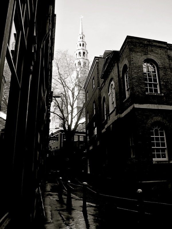 Таинственные черно-белые фотографии церквей в Лондон Сити фото 7