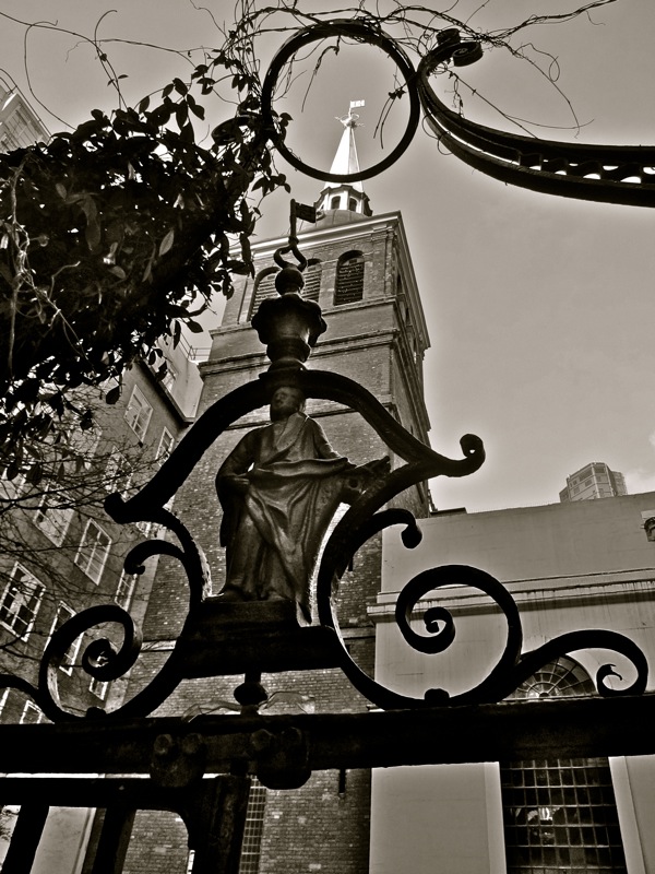 Таинственные черно-белые фотографии церквей в Лондон Сити фото 14
