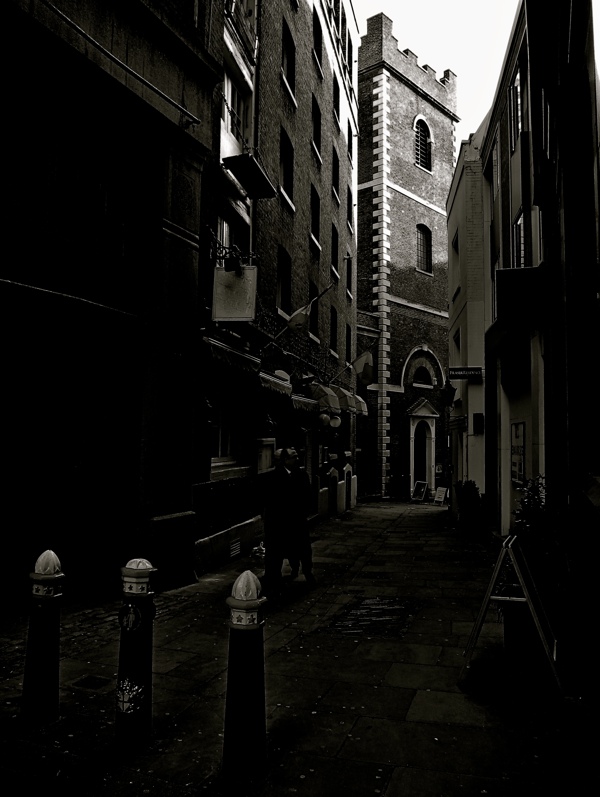 Таинственные черно-белые фотографии церквей в Лондон Сити фото 13